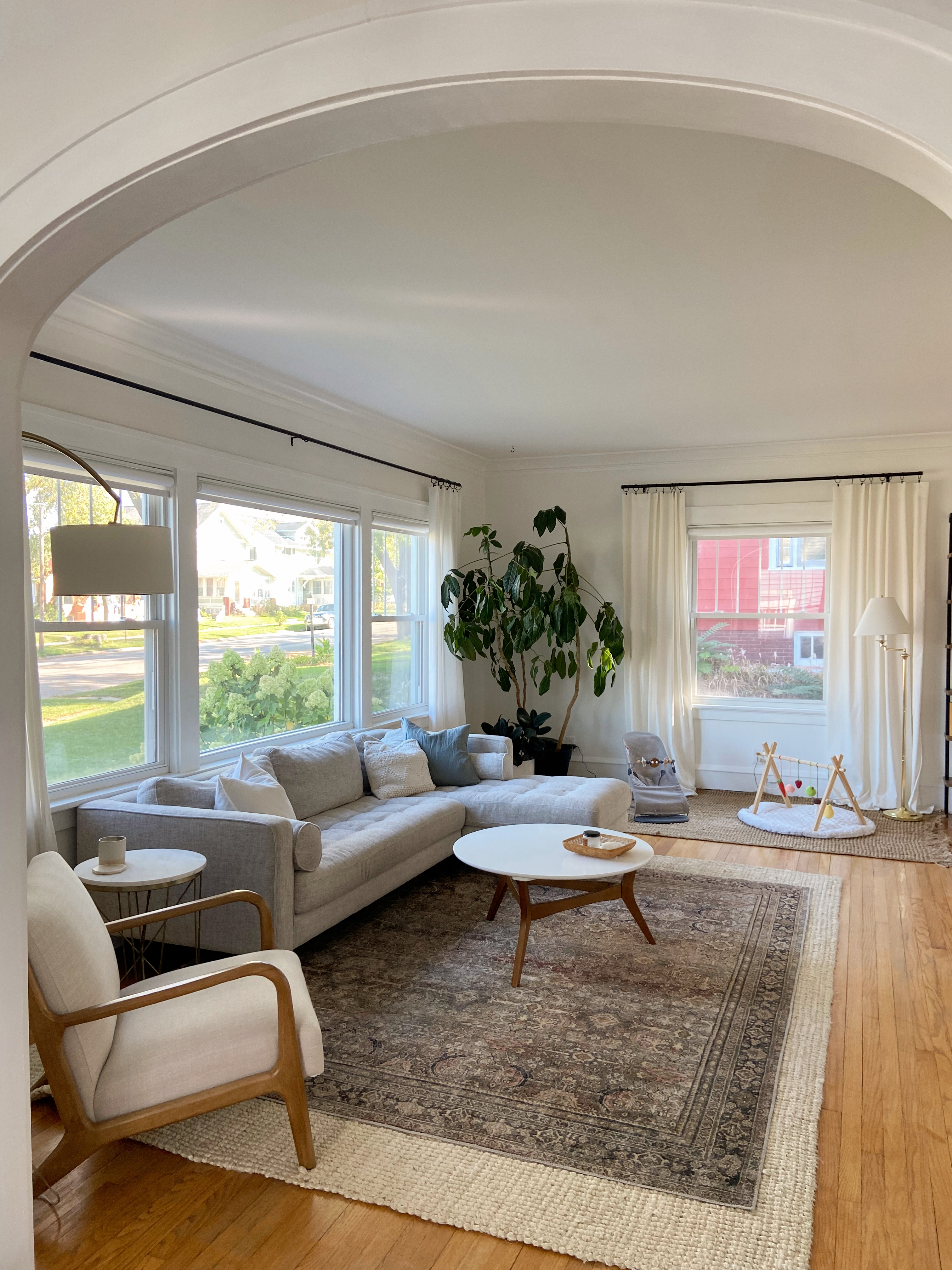 Helles, minimalistisches Wohnzimmer mit Pflanzen und natürlichem Licht